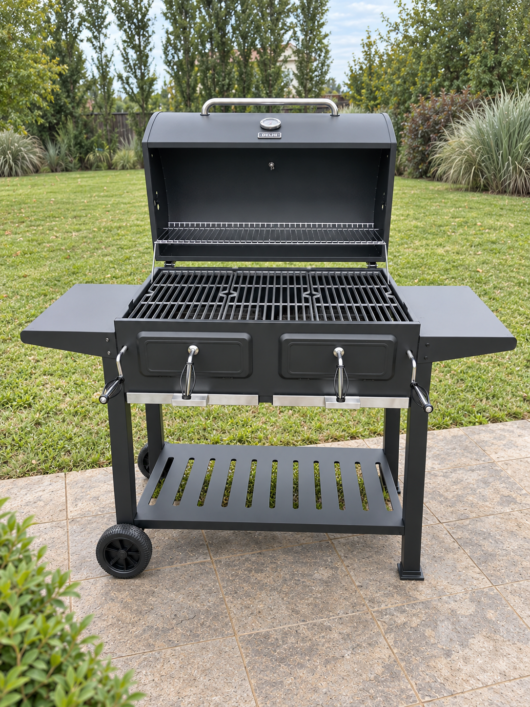 Parrilla Portatil A Carbon Ahumador Delhi Ruedas Termometro Color Negro