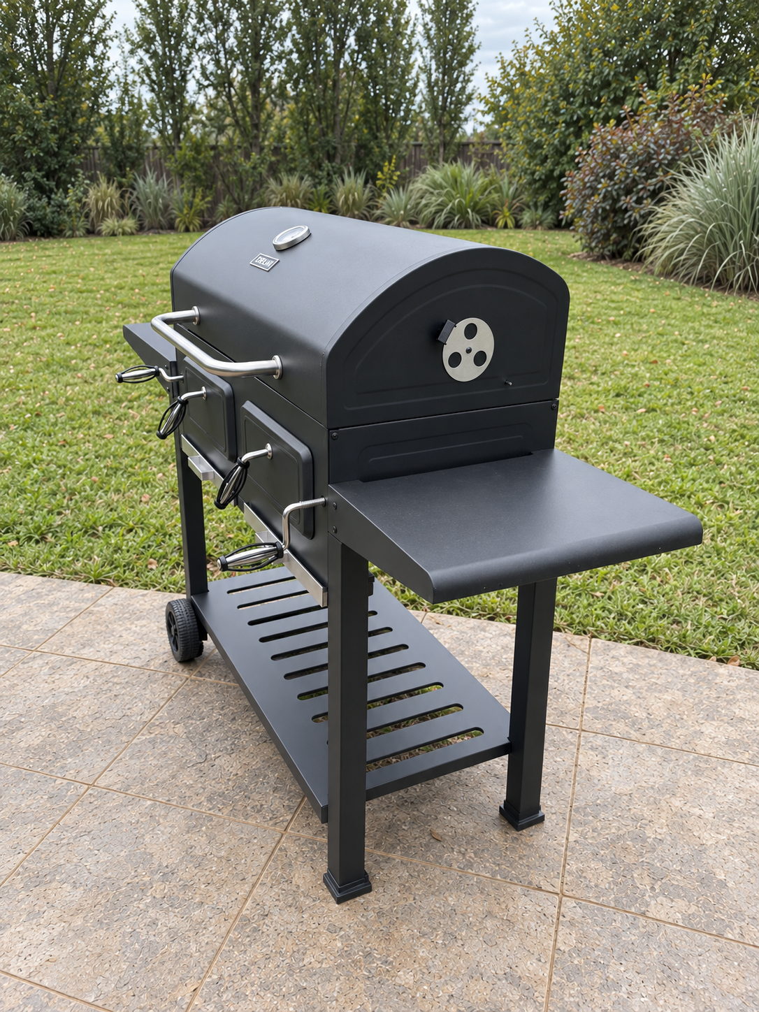 Parrilla Portatil A Carbon Ahumador Delhi Ruedas Termometro Color Negro
